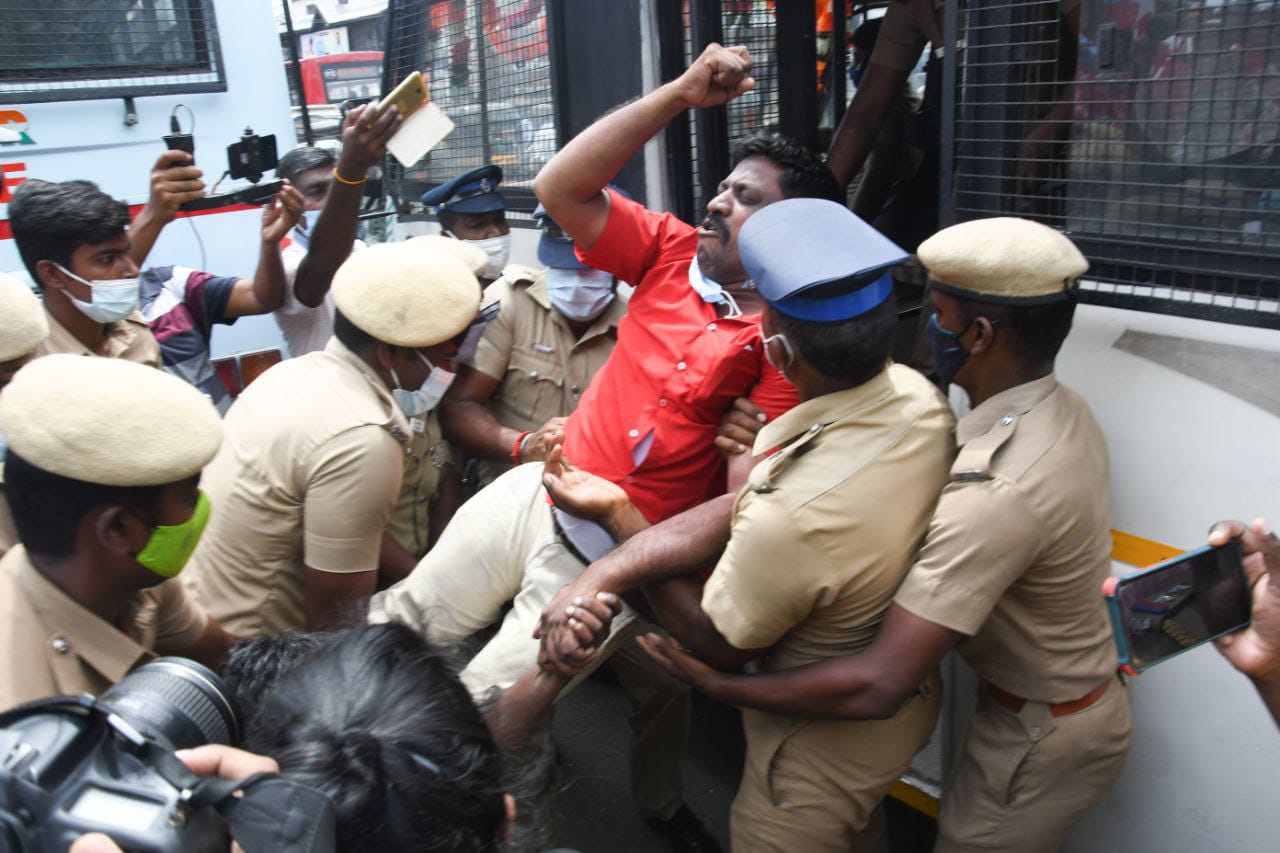 भारत बंद: चेन्नई में प्रदर्शनकारी और पुलिस में झड़प, प्रदर्शनकारियों को पुलिस ने हिरासत में लिया