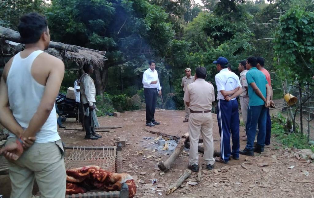 जुनी रणा में ग्रामीणों के साथ जंगल में तैनात वन विभाग के कर्मचारी