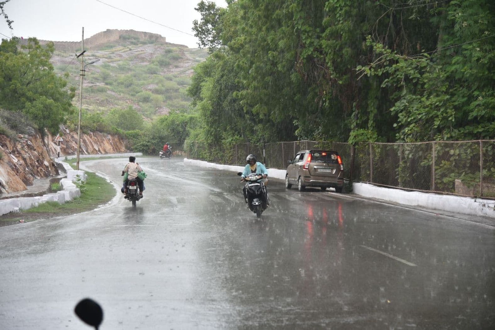 भीतरी शहर में बारिश, बाहर सूखा