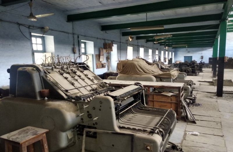 शो पीस बन गई है करोड़ों की मशीनें, स्टोर में पड़ी लाखों की स्टेशनरी