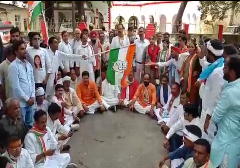 congress workers clash each other during protest in mirzapur