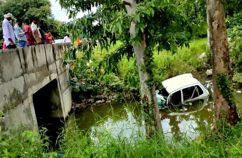 भिलाई से जगदलपुर जा रही कार पुलिया से टकराकर नाले में गिरी, बड़े भाई की मौत, देवर और भाभी गंभीर रूप से घायल