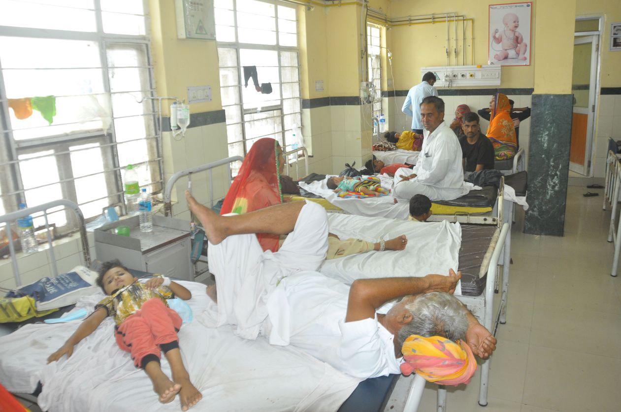 बाड़मेर में अस्पताल में ओपीडी के साथ वार्ड भी मरीजों से भरे