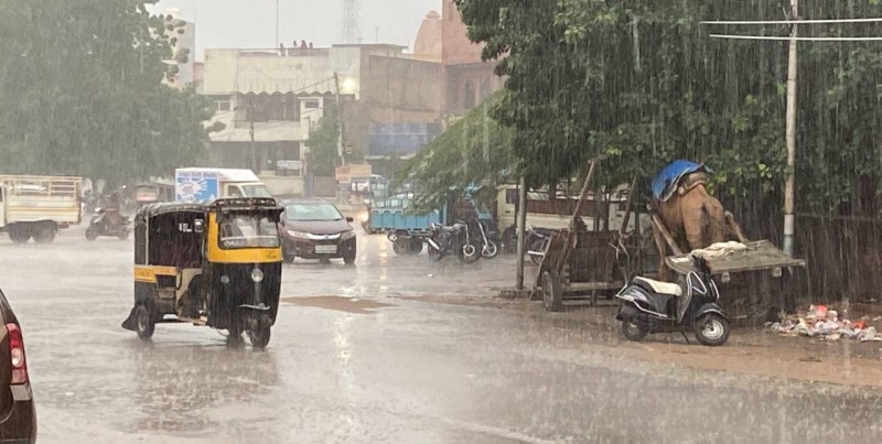 शाम को भीगी सड़कें, तीन दिन और बारिश की संभावना