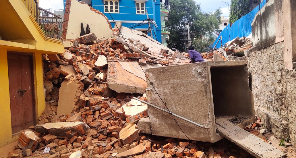 दो दिन में दो इमारतें गिरने के बाद टूटी तंद्रा, अब जर्जर भवनों पर चलेगा पालिका का बुल्डोजर