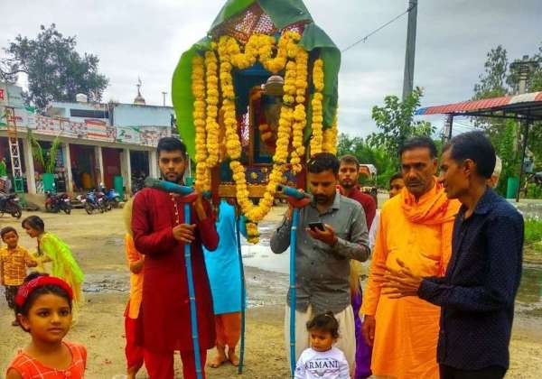 छींच में प्राकट्योत्सव में निकाली गई शोभायात्रा में शामिल भक्त।