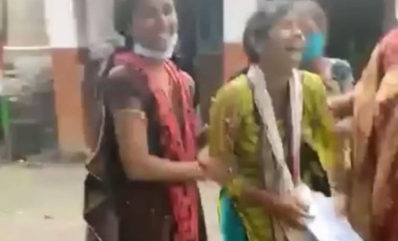VIDEO युवती ने जैसे ही देखी वैक्सीन की सुई लगा दी दौड़, बड़ी मुश्किल में आई पकड़ में