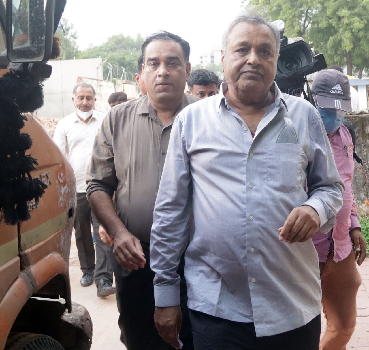 Gujarat: गुजरात हाईकोर्ट ने पूर्व सांसद दीनू सोलंकी को दी सशर्त जमानत, सजा स्थगित की