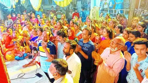 महालक्ष्मी चौक स्थित मंदिर पर पूजन करते पंच जडिय़ा श्रीमाल समाजजन एवं अन्य श्रद्धालु।