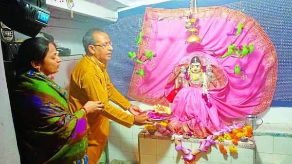 महालक्ष्मी चौक स्थित मंदिर पर पूजन श्रद्धालु।