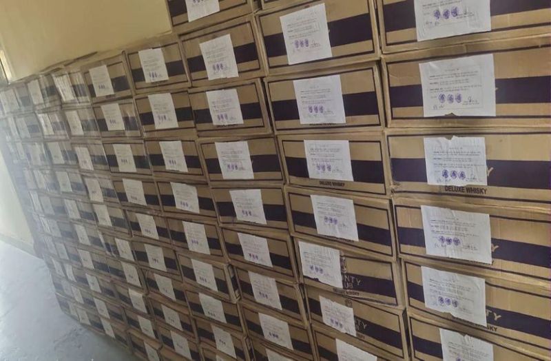 अंधेरे का फायदा उठा भाग छूटा चालक, वाहन में जो था उसे देख पुलिस के उड़े होश