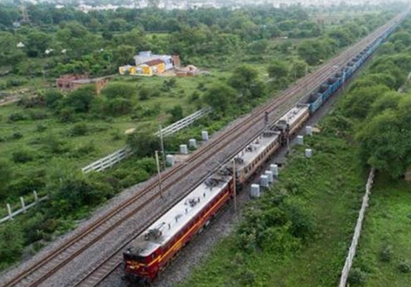 दो किमी लम्बा शेषनाग रेल पटरी पर दौड़ा, एक ट्रेन में 126 माल डिब्बे देख चौंक गए लोग