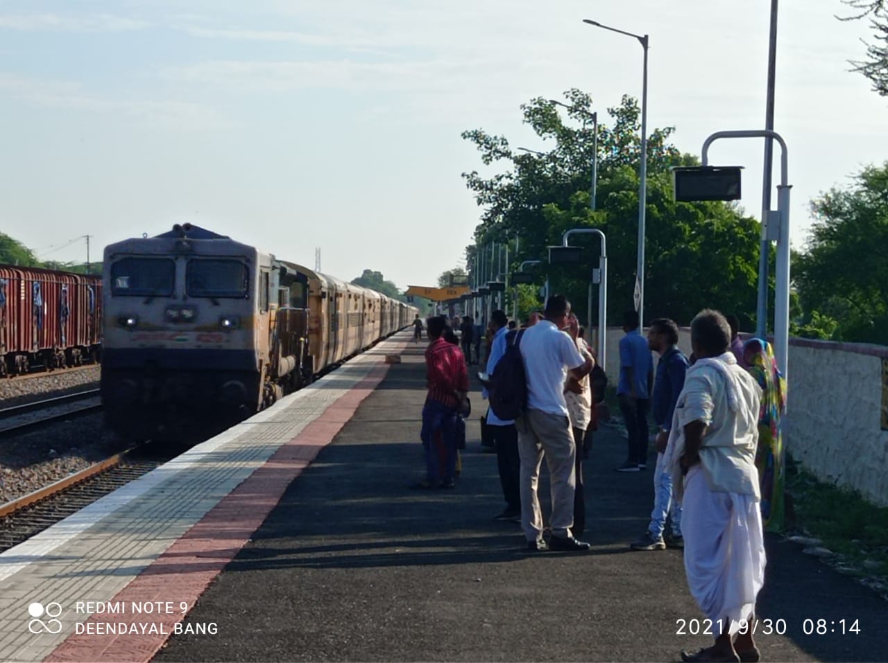 RAILWAY---बिजली गुल होने के साथ ही बंद हो जाते है कोच इंडिकेशन बोर्ड