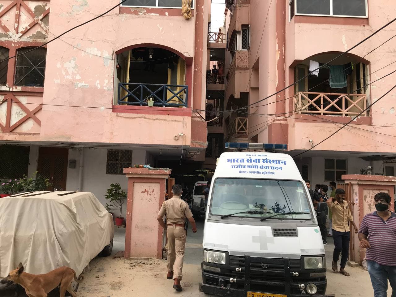 कपड़ा व्यवसायी दम्पती व दो पुत्रियाें की संदिग्ध हालात में मौत, बंद फ्लैट में मिले चारों के शव