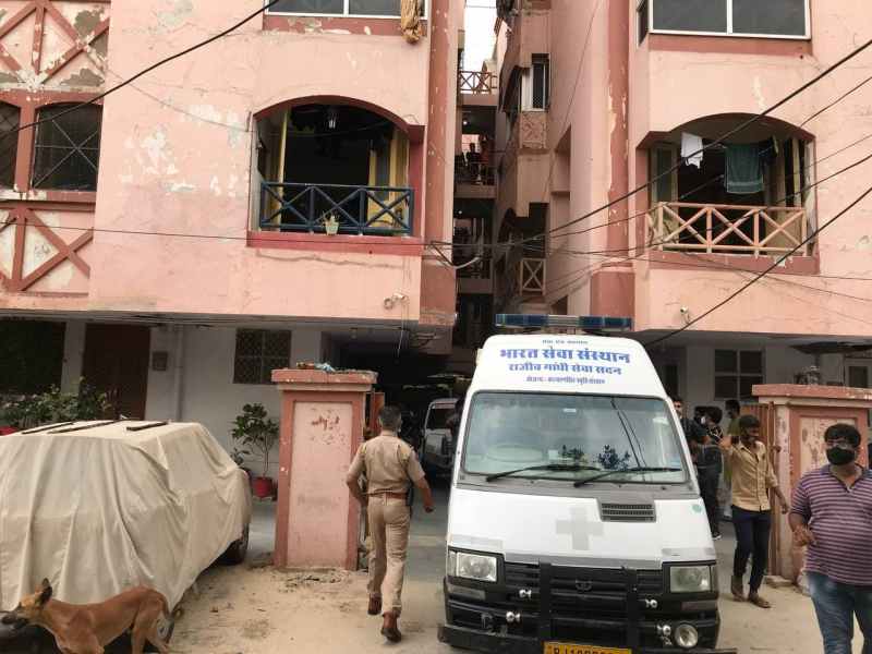 कपड़ा व्यवसायी दम्पती व दो पुत्रियाें की संदिग्ध हालात में मौत, बंद फ्लैट में मिले चारों के शव