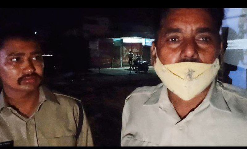 VIDEO रेत माफियाओं की करतूत जब्त डंपरों से पुलिस जवानों को कुचलने का प्रयास
