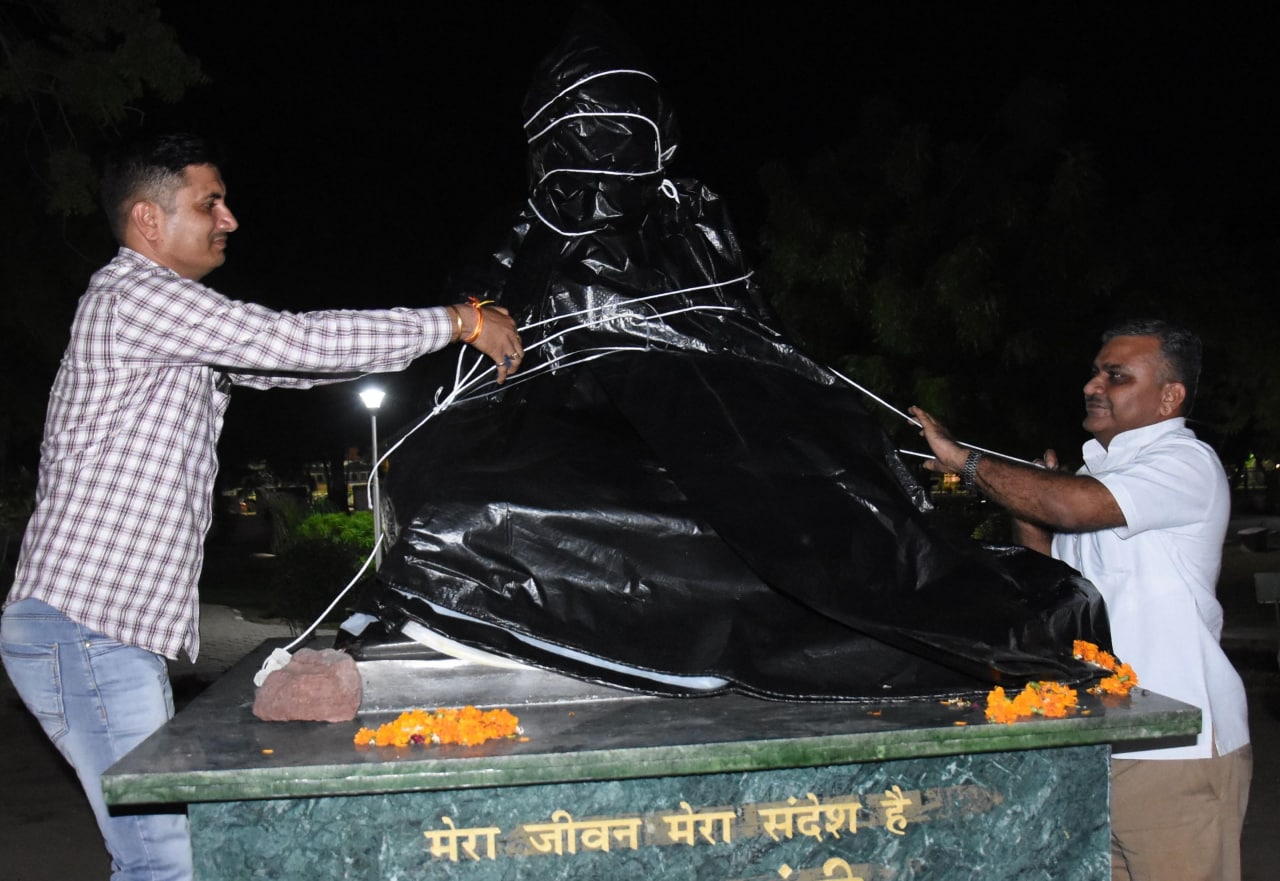 Watch- दिनभर अनावरण को तरसती रही बापू की प्रतिमा, रात को वकीलों ने किया माल्यार्पण