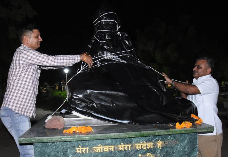 Watch- दिनभर अनावरण को तरसती रही बापू की प्रतिमा, रात को वकीलों ने किया माल्यार्पण