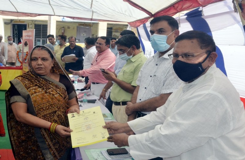 सालों से था पट्टों का इंतजार, अब मिले तो चेहरे खिले