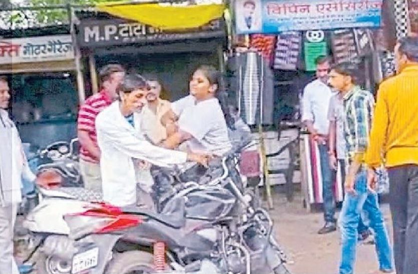 ऐसा क्या हुआ जो सरे बाजार युवती ने कर दिया दे दनादन