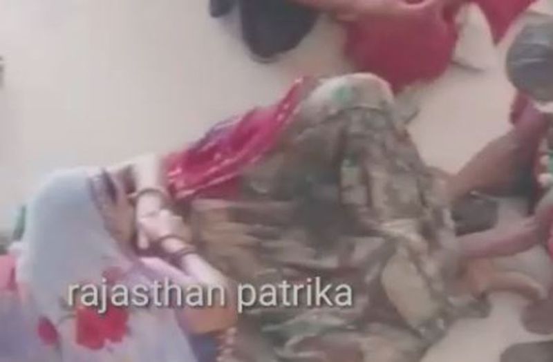 VIDEO: चिकित्सकों ने नहीं संभाला तो परिजनों ने बरामदे में ही करवाया प्रसव