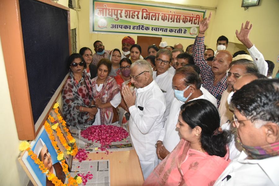 बापू व -शास्त्री के आदर्शों पर चलने का संकल्प