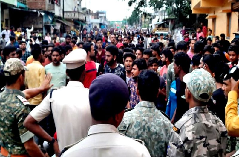कवर्धा में दो समुदायों के बीच हिंसक झड़प, स्थिति बिगड़ते देख कलेक्टर ने लगाया धारा 144, शहर के चप्पे में बल तैनात