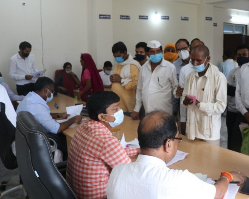 दो अधिकारियों का वेतन काटने व कारण बताने के लिए नोटिस