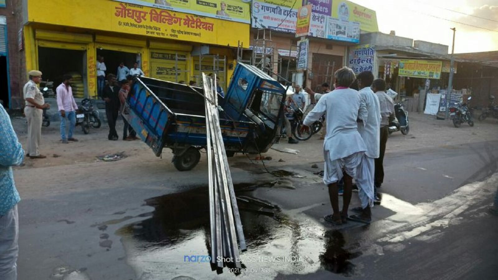 लोहे के पाइप से भरी लोडिंग टैक्सी पलटी