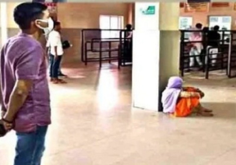 डीएम ने सरकारी अस्पताल में लाइन में खड़े होकर बनवाया ओपीडी का पर्चा, ऐसी क्या थी वजह