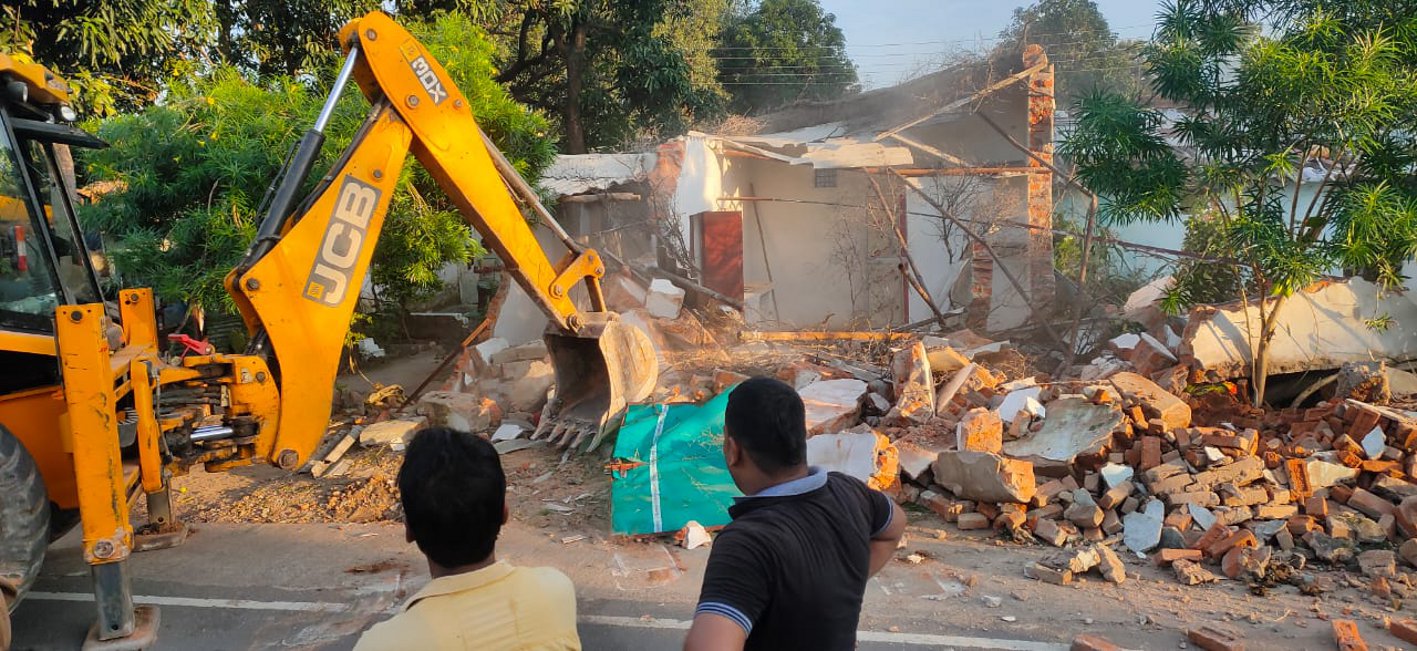 Administration runs JCB, illegal encroachment removed from government land