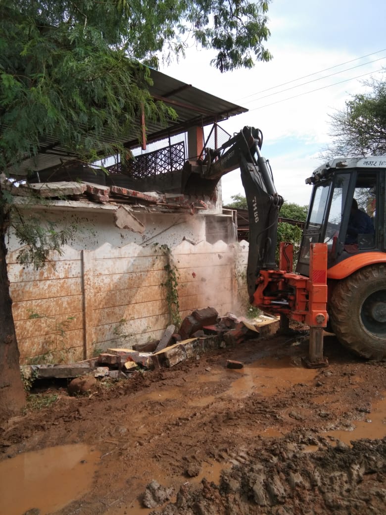 15 दिन पूर्व की थी तार फेंसिंग, जमीन निकली सरकारी, प्रशासन ने हटाया कब्जा