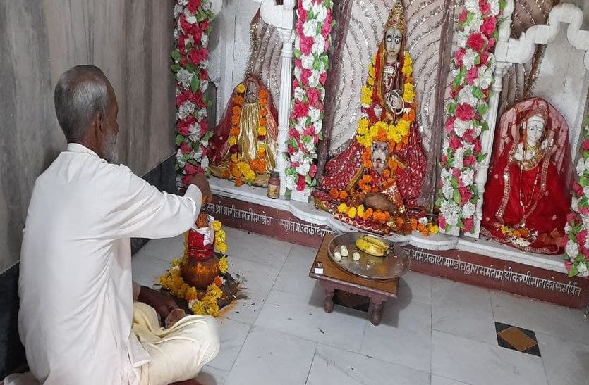 साधकों ने दुर्गा सप्तशती का पाठ कर देवी को नवाया शीश