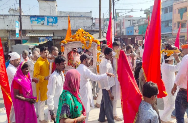 Sitting in a silver palanquin, Mother Jageshwari did a city tour