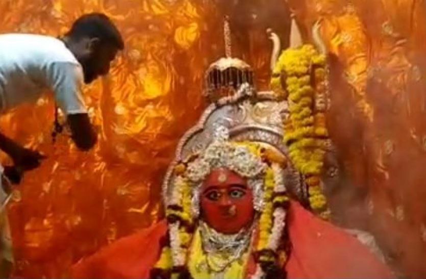Navratri 2021:  मनोकामना पूरी होने पर घुटनों के बल चलकर आते हैं भक्त