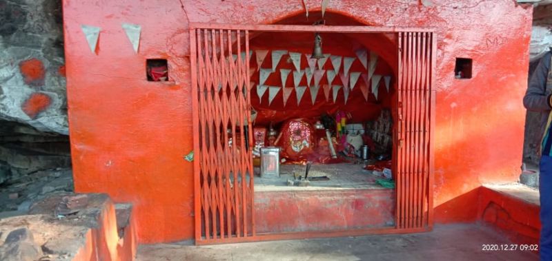 पहाड़ी में गुफा और कंदराओं का प्राकृतिक स्थान