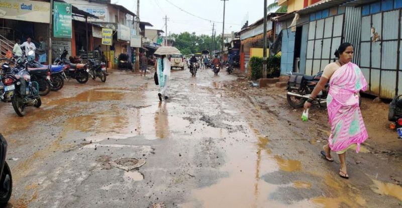 कीचड़ से भरी सड़क पर आवाजाही हुई मुश्किल