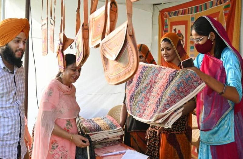 बाड़मेर की महिला दस्तकारों की कला जयपुर में बिखेर रही जलवे