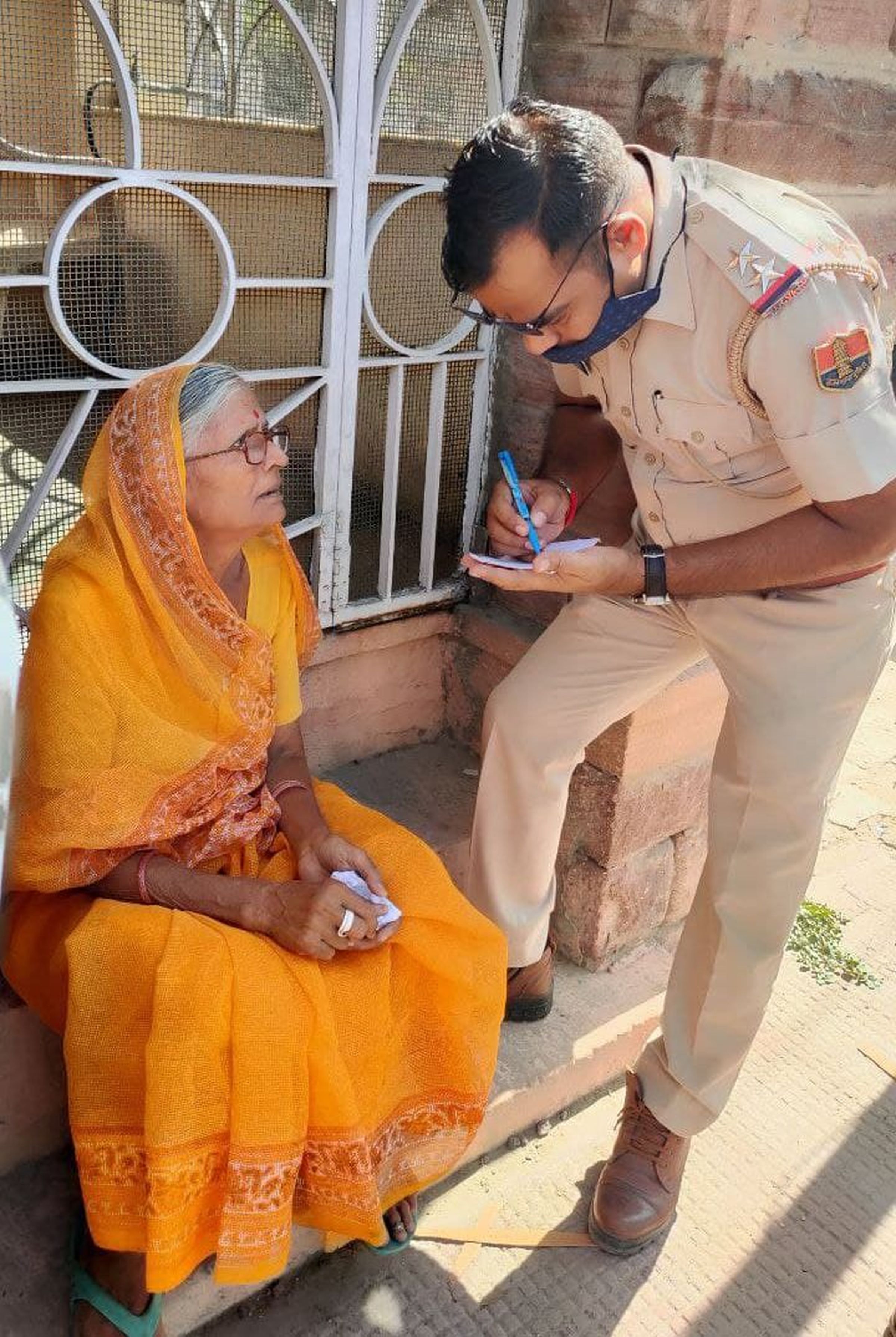 फर्जी पुलिसकर्मी बने चार व्यक्तियों ने मंदिर जा रही दो महिलाओं से उतरवाए लाखों के जेवर, बदमाशों का सुराग नहीं