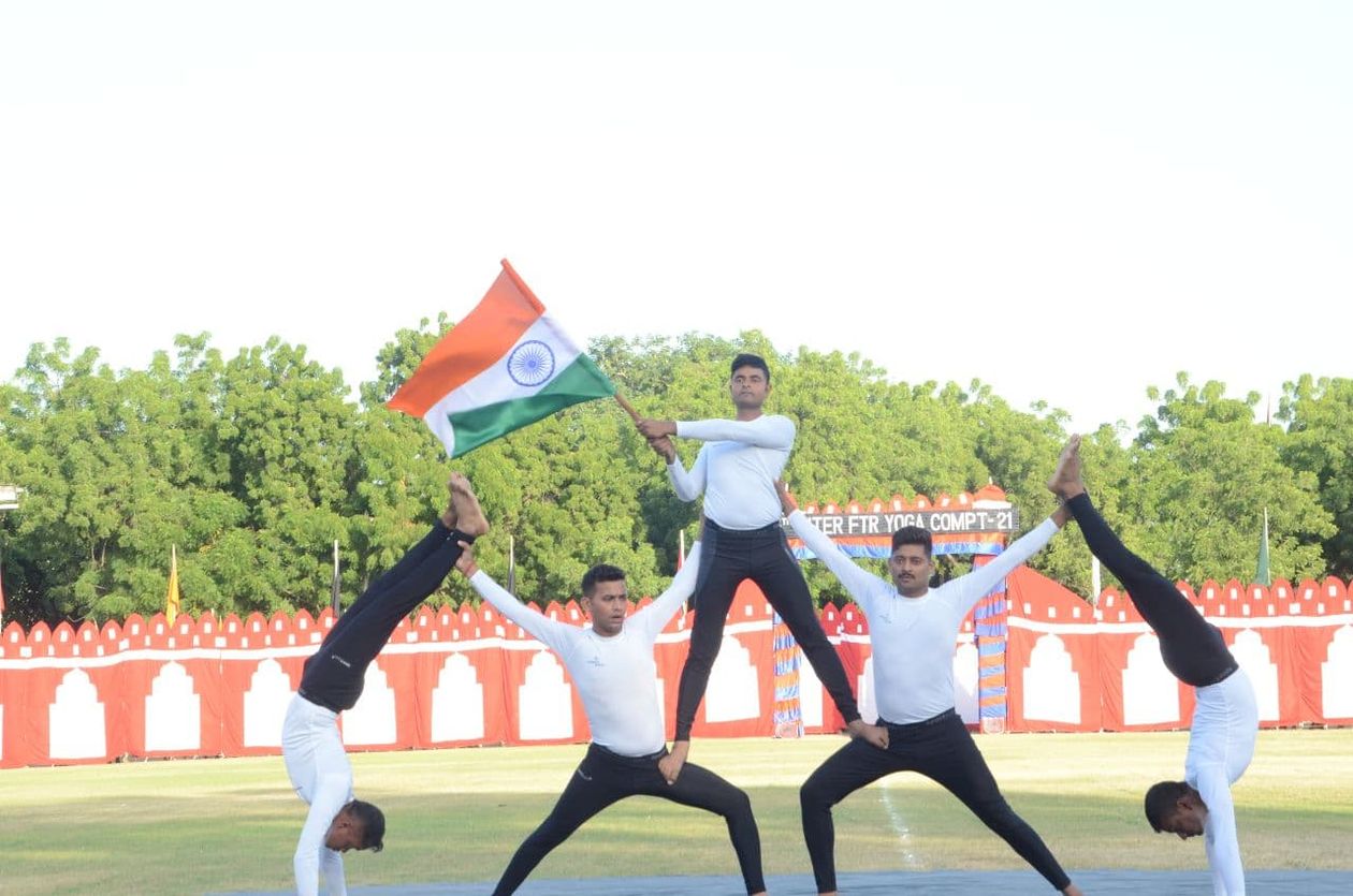 बीएसएफ जवानों की योग क्रियाओं में झलका शारीरिक सौष्ठव