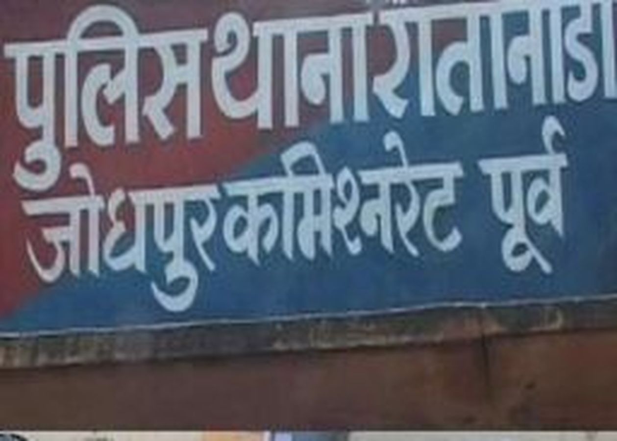 थाने के बाहर ऑटो चालक पेट्रोल उड़ेल आत्मदाह करने लगा तो पुलिस ने पकड़ा