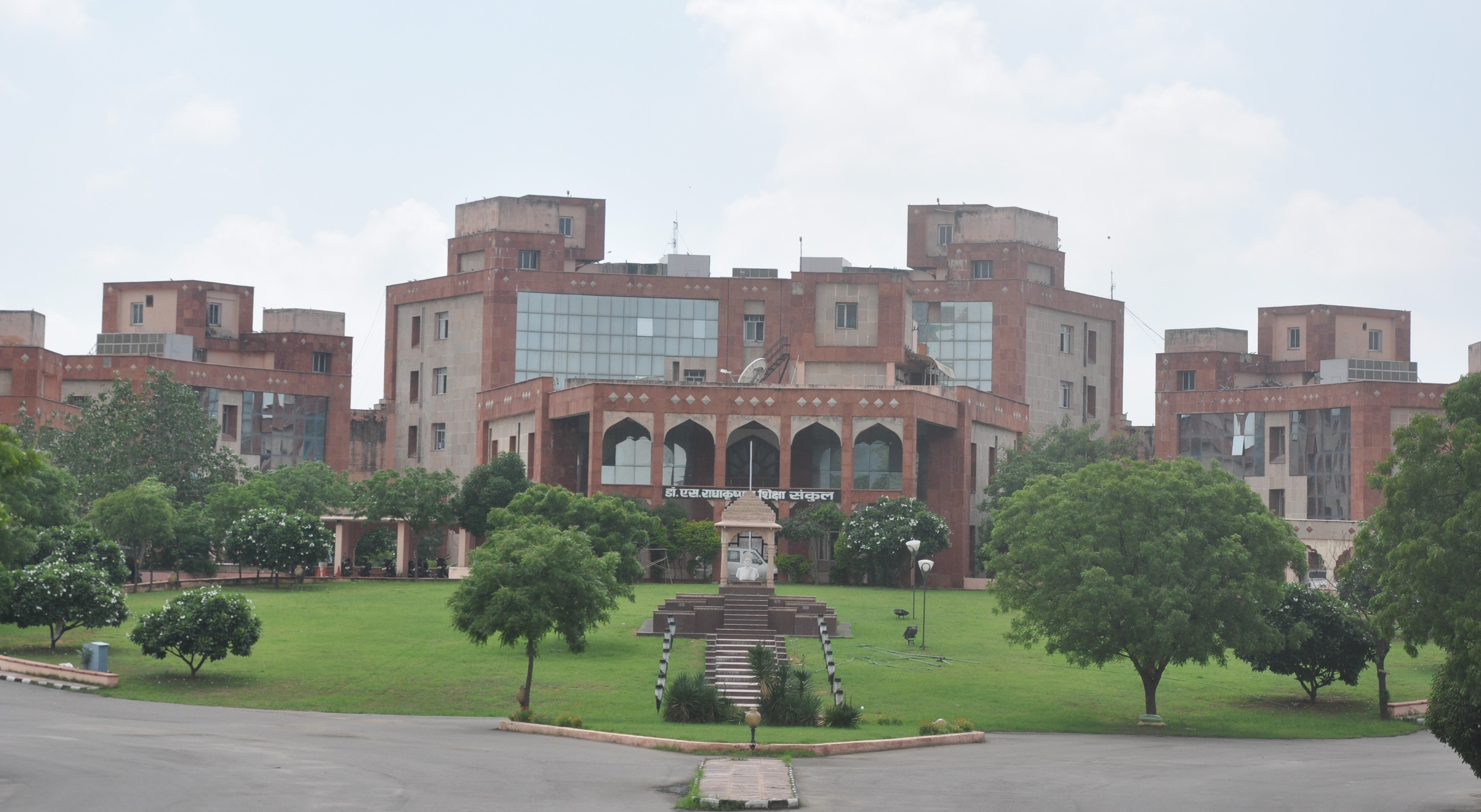 School Education- शिक्षकों पर भारी ऑनलाइन टीचिंग