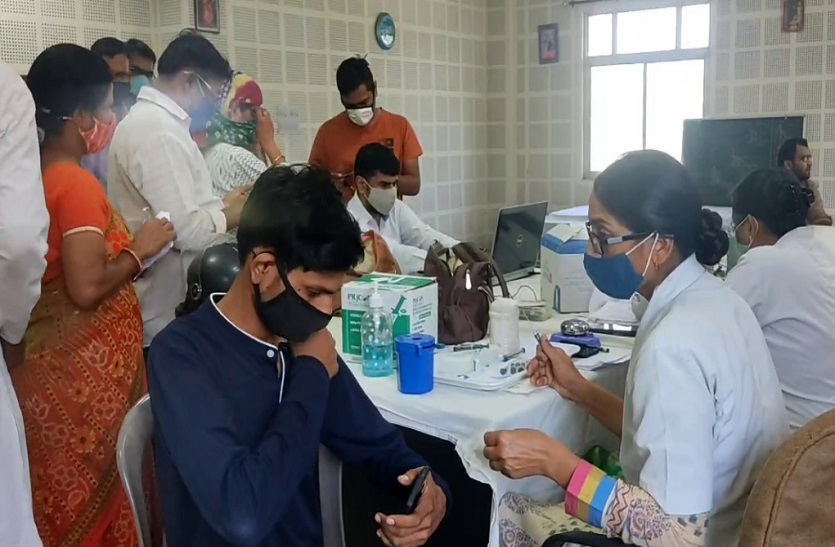 कैम्प में लगवाई वैक्सीन