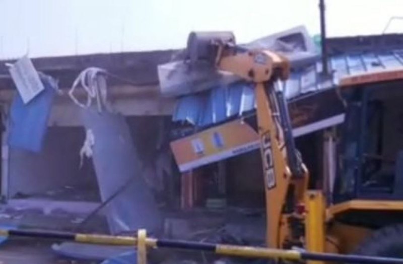 छावनी बना ढोढर, वज्र वाहन और पुलिस की तैनाती में टूट रही 106 दुकानें