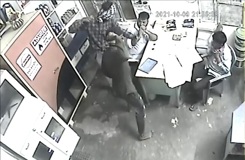 यहां पेट्रोल पंप पर बंदूक की नोक पर लूट...देखें वीडियो