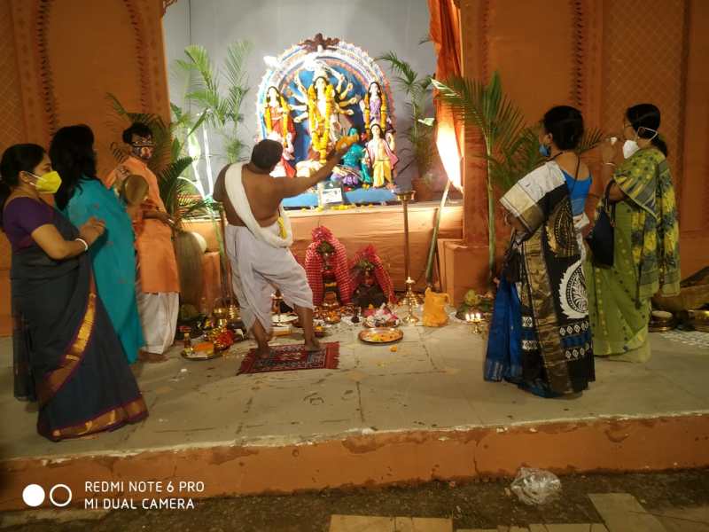 परिवार के साथ हुआ मां का आगमन, कालीबाडिय़ों में दुर्गा पूजा शुरू