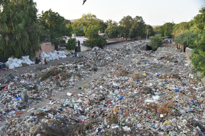 RAILWAY ----देश का नम्बर 1 रेलवे स्टेशन कचरे के ढेर पर