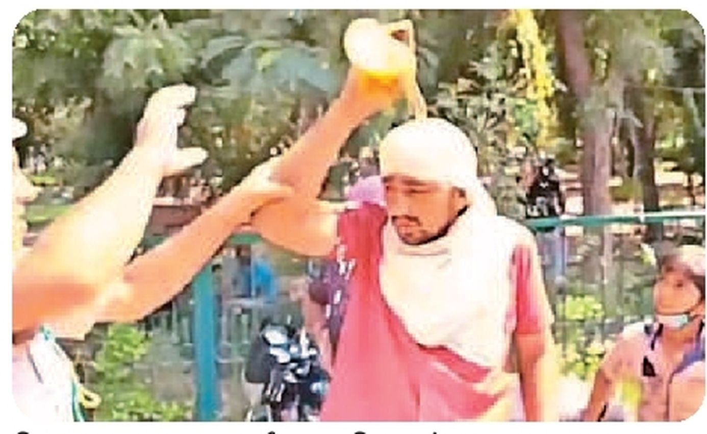युवक ने पत्नी व पुत्र संग कलक्टर कार्यालय परिसर में आत्मदाह का किया प्रयास