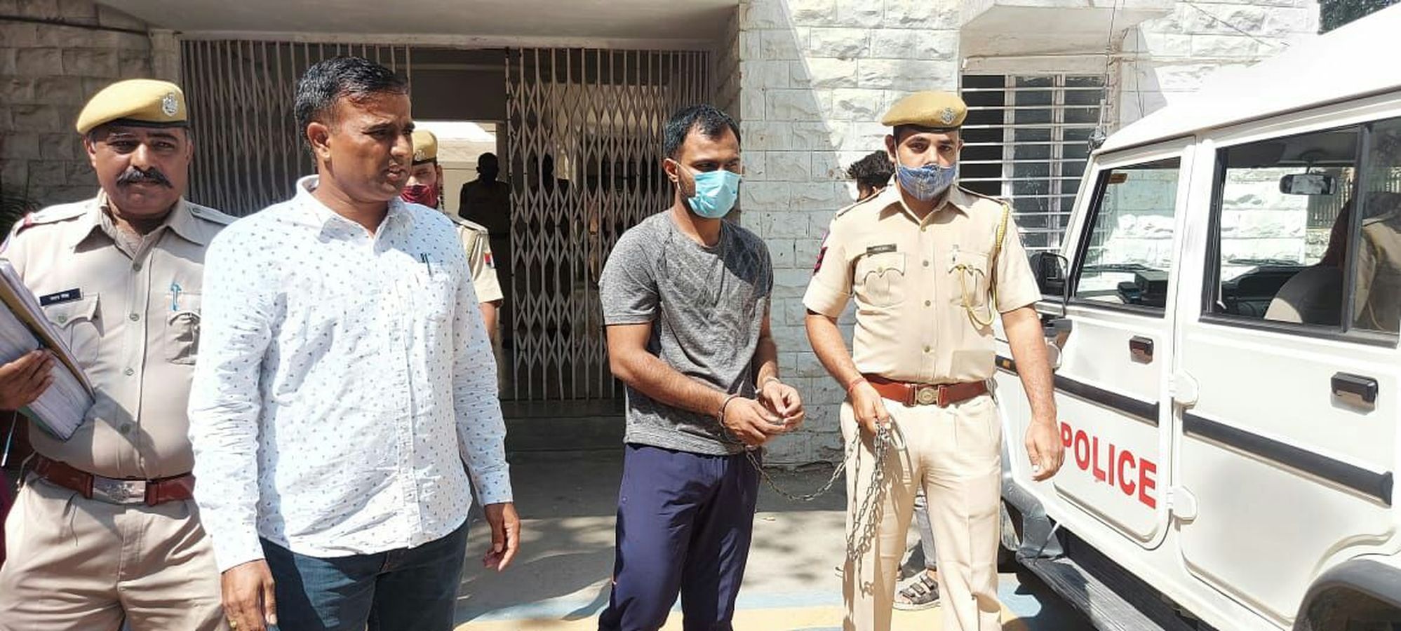 मोस्ट वांटेड तस्कर का इनामी सहयोगी गिरफ्तार