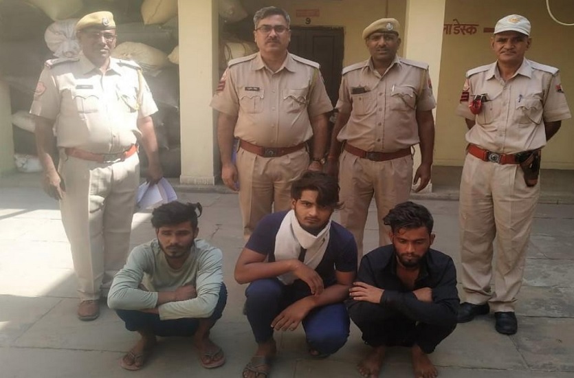 राहगीरों से मोबाइल और रुपए लूटने वाले तीन बदमाश गिरफ्तार